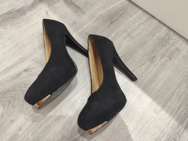 Zapatos de tacón negros y dorados