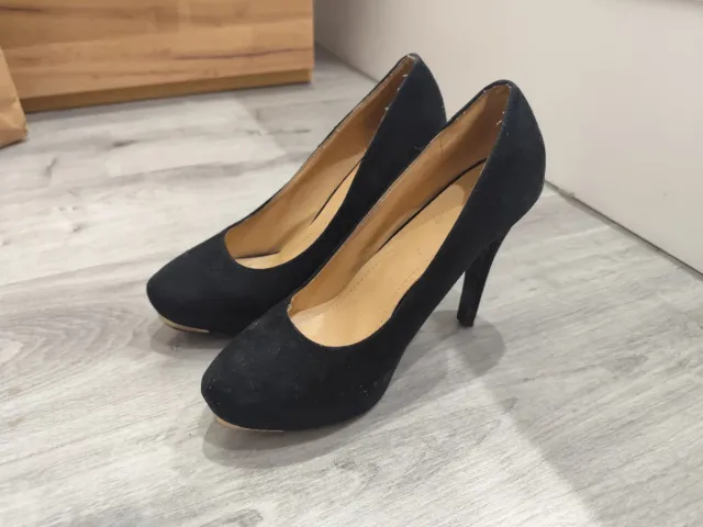 Zapatos de tacón negros y dorados