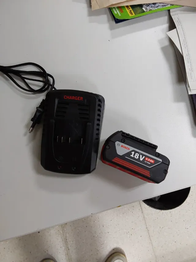 CARGADOR PARA BOSCH Y BATERIA BOSCH 18V 4,0 AH 