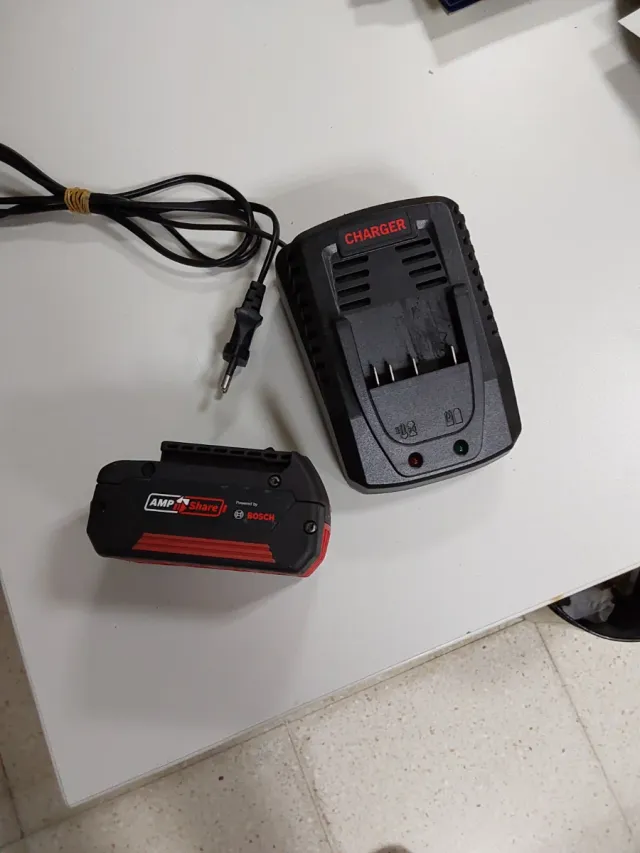 CARGADOR PARA BOSCH Y BATERIA BOSCH 18V 4,0 AH 