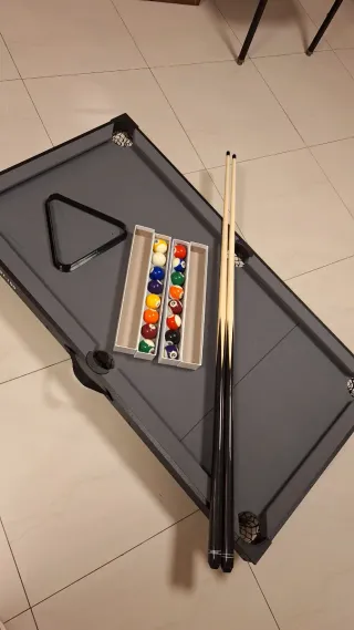 Mesa de billar con accesorios