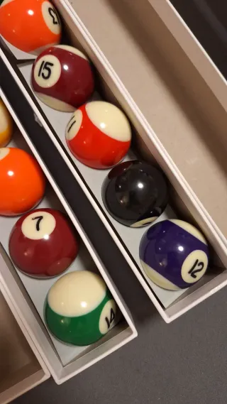 Mesa de billar con accesorios