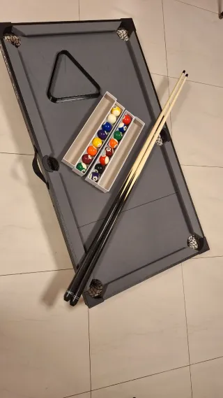 Mesa de billar con accesorios