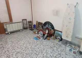 Estufa, plancha y varios artículos