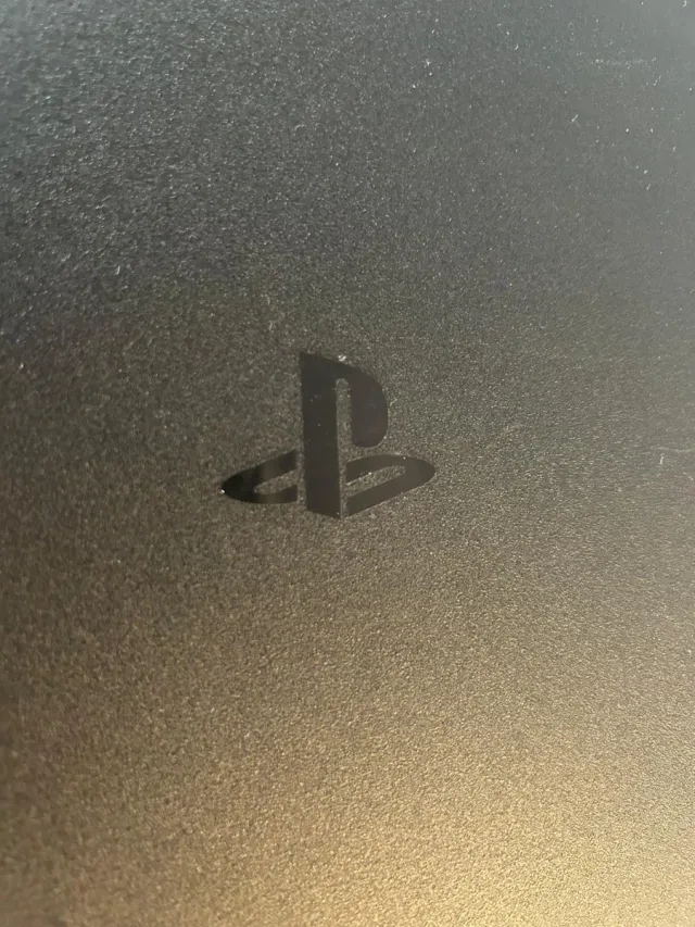 PS4 Pro Negra + GTA V y Battlefield 1+NFS heat