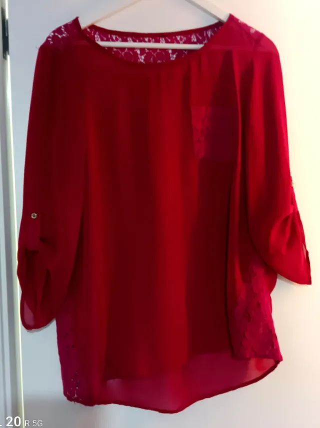 Blusa roja con encaje