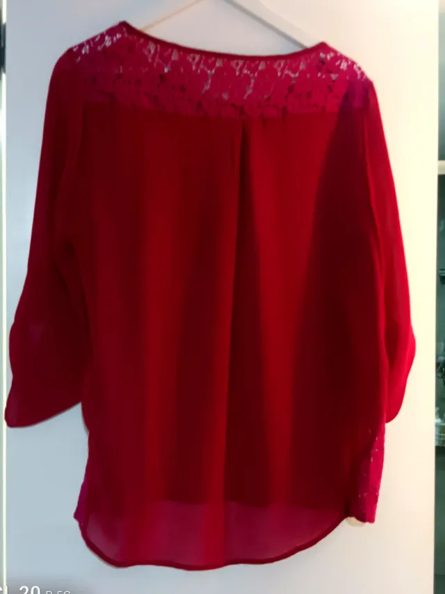 Blusa roja con encaje