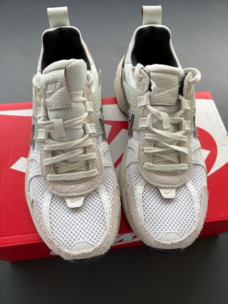 Zapatillas Nike V2K Run Mujer Beige/Blanco