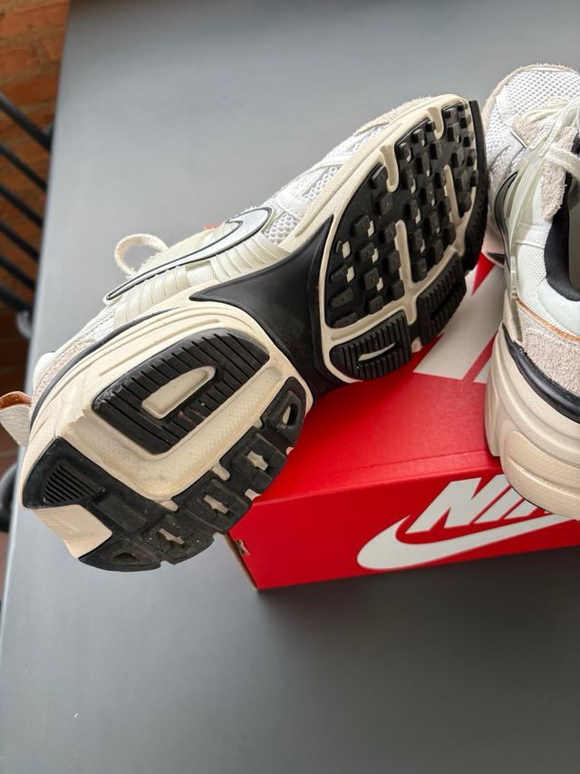 Zapatillas Nike V2K Run Mujer Beige/Blanco