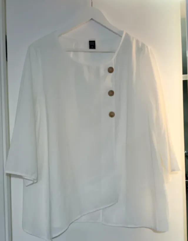 Blusa blanca asimétrica con botones