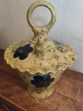 Botijo de cerámica pintado a mano