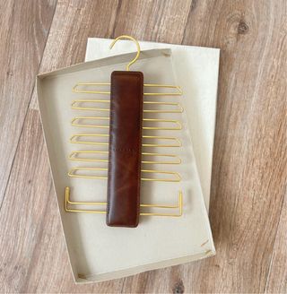 Colgador de corbatas de piel