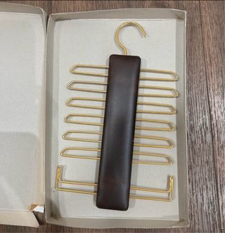 Colgador de corbatas de piel