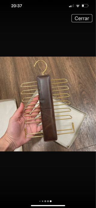 Colgador de corbatas de piel