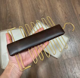 Colgador de corbatas de piel