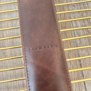 Colgador de corbatas de piel