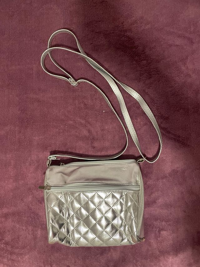Bolso plateado cruzado con bolsillos