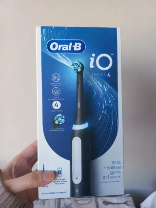 Oral-B iO Series 4 Spazzolino Elettrico + omaggio