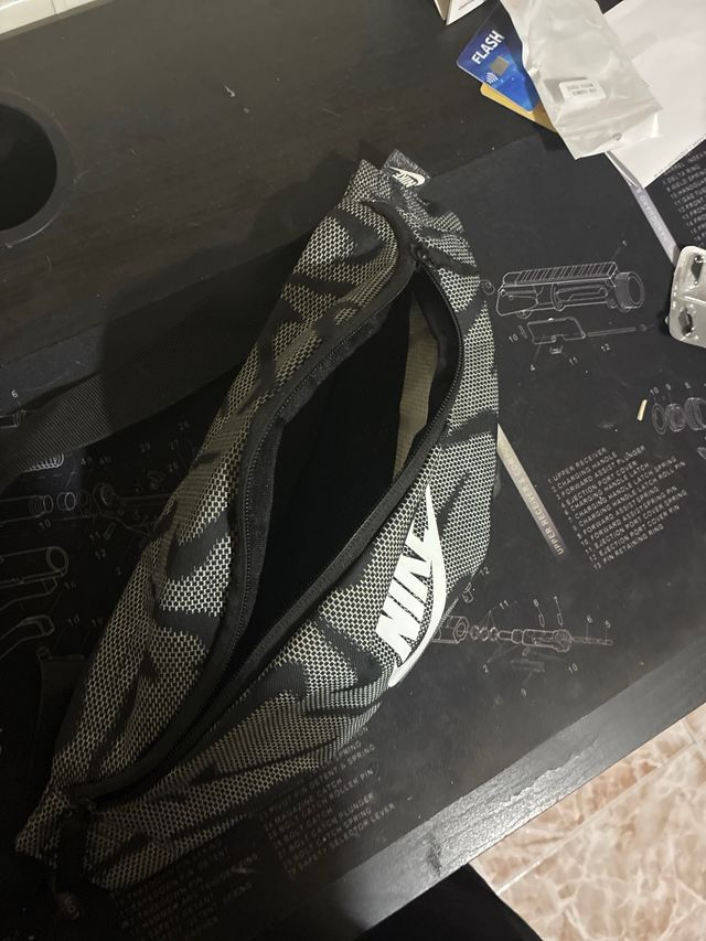 Riñonera Nike Negra y Gris