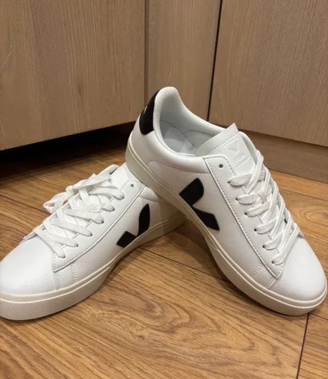 Zapatillas Veja Blancas y Negras