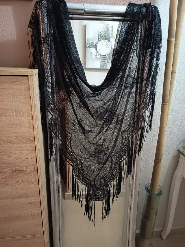 Chal Pico de encaje con flecos