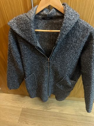 Abrigo gris con capucha y cremallera