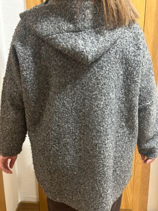 Abrigo gris con capucha y cremallera