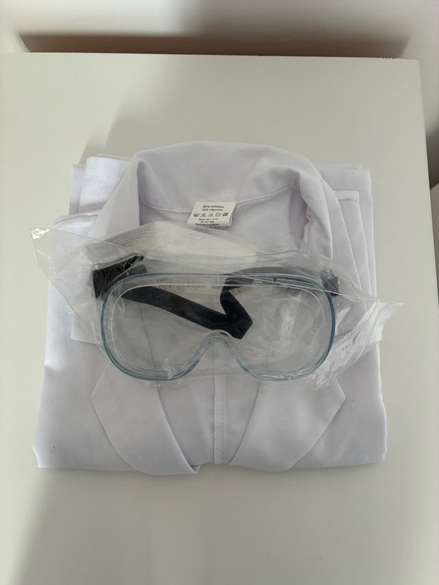 Bata y gafas de laboratorio