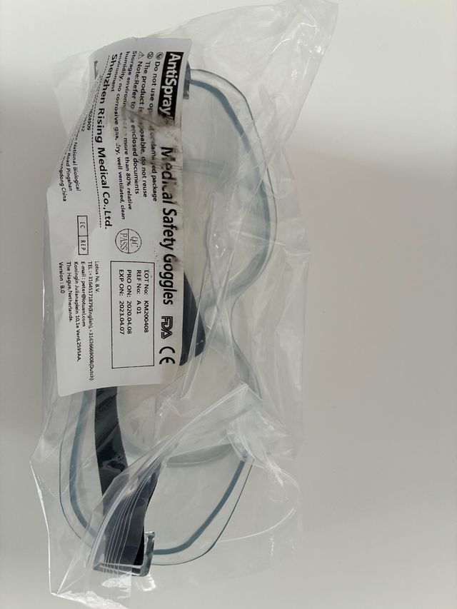 Bata y gafas de laboratorio