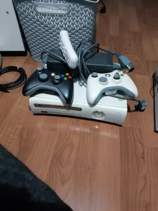 Xbox 360 con mandos y cables