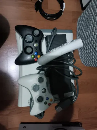 Xbox 360 con mandos y cables