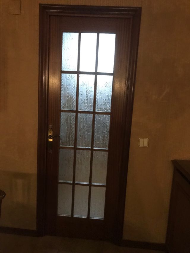 Puerta de madera con cristal