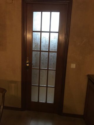 Puerta de madera con cristal