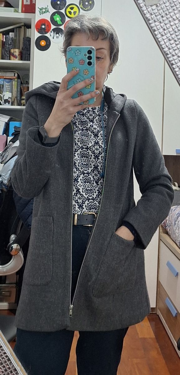 Abrigo gris con capucha y bolsillos