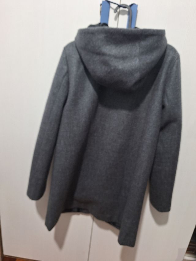 Abrigo gris con capucha y bolsillos