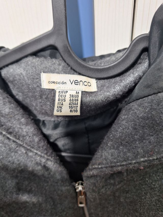 Abrigo gris con capucha y bolsillos