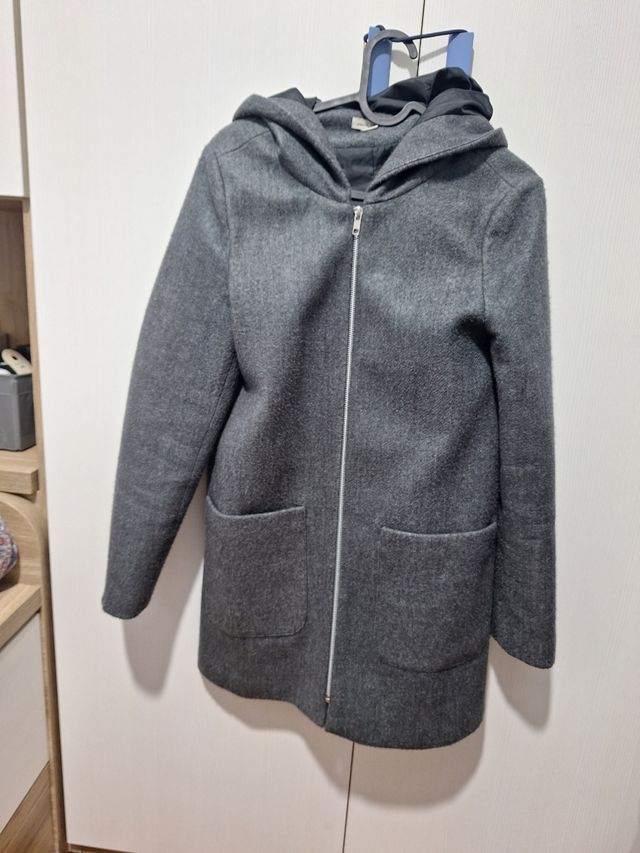 Abrigo gris con capucha y bolsillos