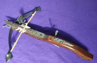 Balestra medievale legno e metallo