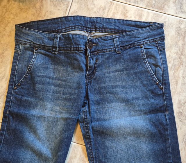 Pantalón tejano acampanado