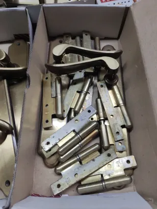 Manillas y herrajes para puertas