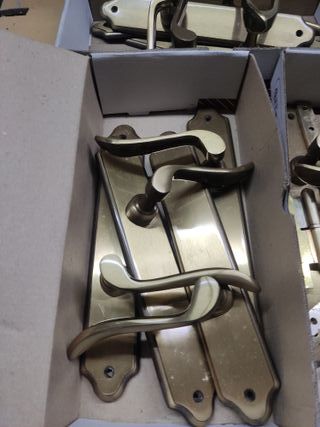 Manillas y herrajes para puertas