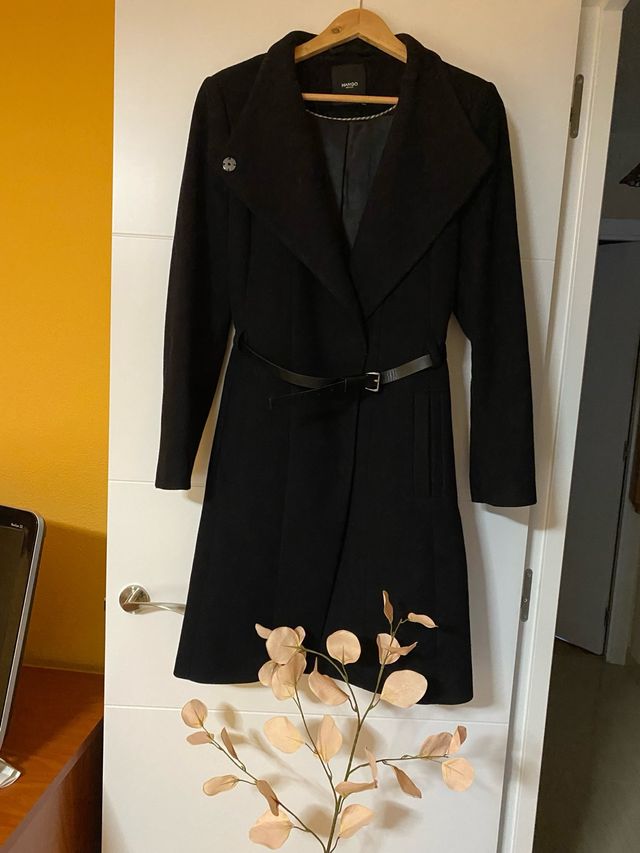 Abrigo Mango negro solapas