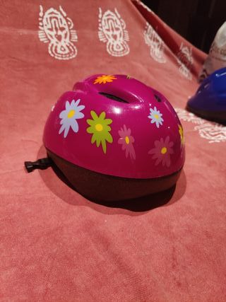 Casco Barbie rosa flores