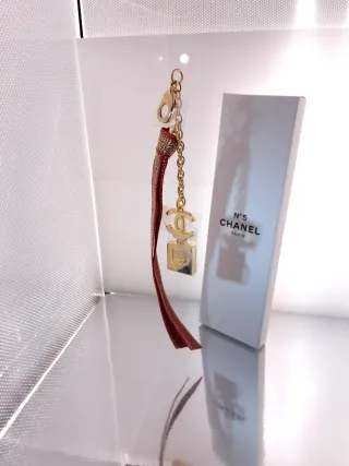 Colgante Chanel Botella metal dorado y rojo