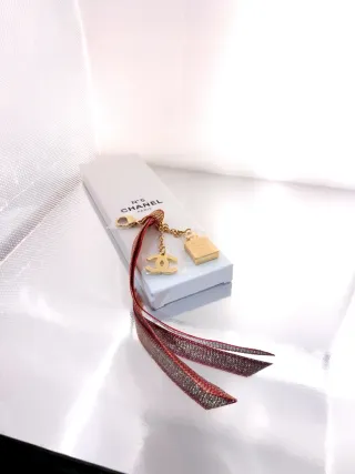 Colgante Chanel Botella metal dorado y rojo