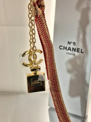 Colgante Chanel Botella metal dorado y rojo