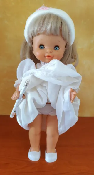 Muñeca de comunión con vestido blanco