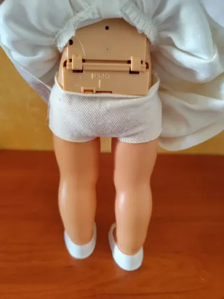 Muñeca de comunión con vestido blanco