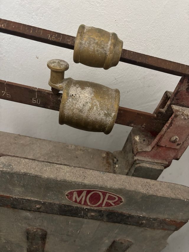 Báscula antigua Mor