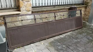 Puerta de garaje metálica con cristal